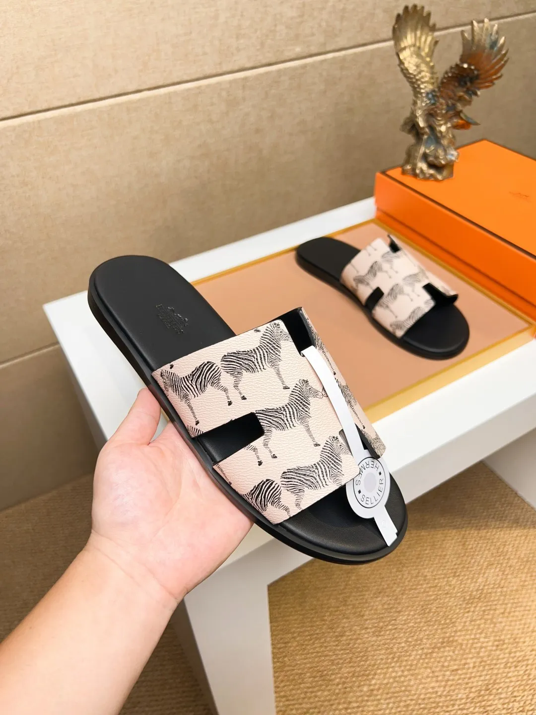 Men's clothing and shoes 💰280 💅💅💅 new arrival. Hermes Hermes official website latest counter synchronized new oran color leather H slippers, the original Paris version flew back to the original model and opened the mold to make it perfectly🍌The highest quality Sincerity, you can enter and leave the counter at will [Deyi] The upper is made of original customized  colored palm prints, crocodile print, ostrich print, colored cow leather, colored cow suede, 🤔 horse hair, 🥳 colored diamonds, 🥰 3D printing, and other genuine leather slippers, imported cow pattern foot pad lining, Italian  latest original genuine leather combination outsole Code number: 38-48 (customized at 46.47.48) Can be made into picture combination sole with genuine leather pattern and ordinary molded outsole